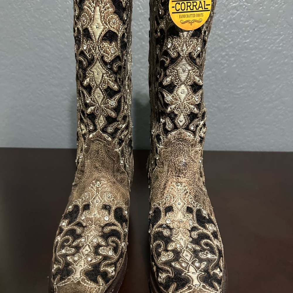 Corral Black and Tan Embroidered Boots - Picture 4 of 11